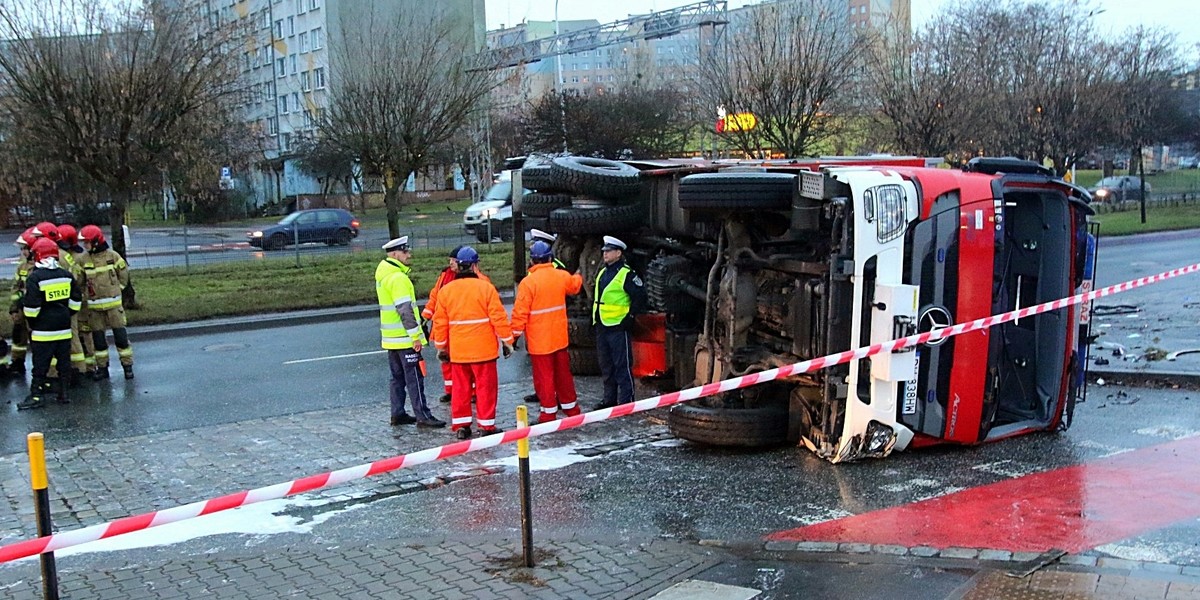 Wóz strażacki wywrócił się na bok, dostawczak z bułkami wjechał w światła! Są ranni.