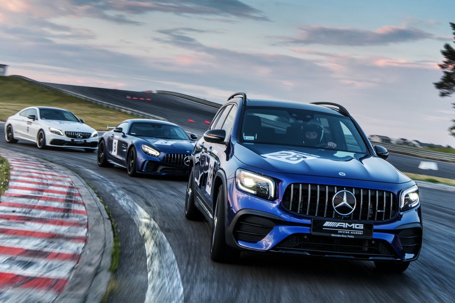 Zajęciach dla kierowców organizuje AMG Driving Academy. Ich celem jest  doskonalenie techniki jazdy