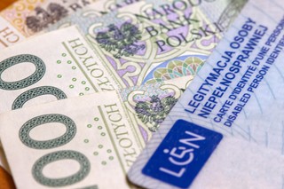 Znaczny stopień niepełnosprawności w 2026. Pełna lista świadczeń i ulg [PORADNIK]