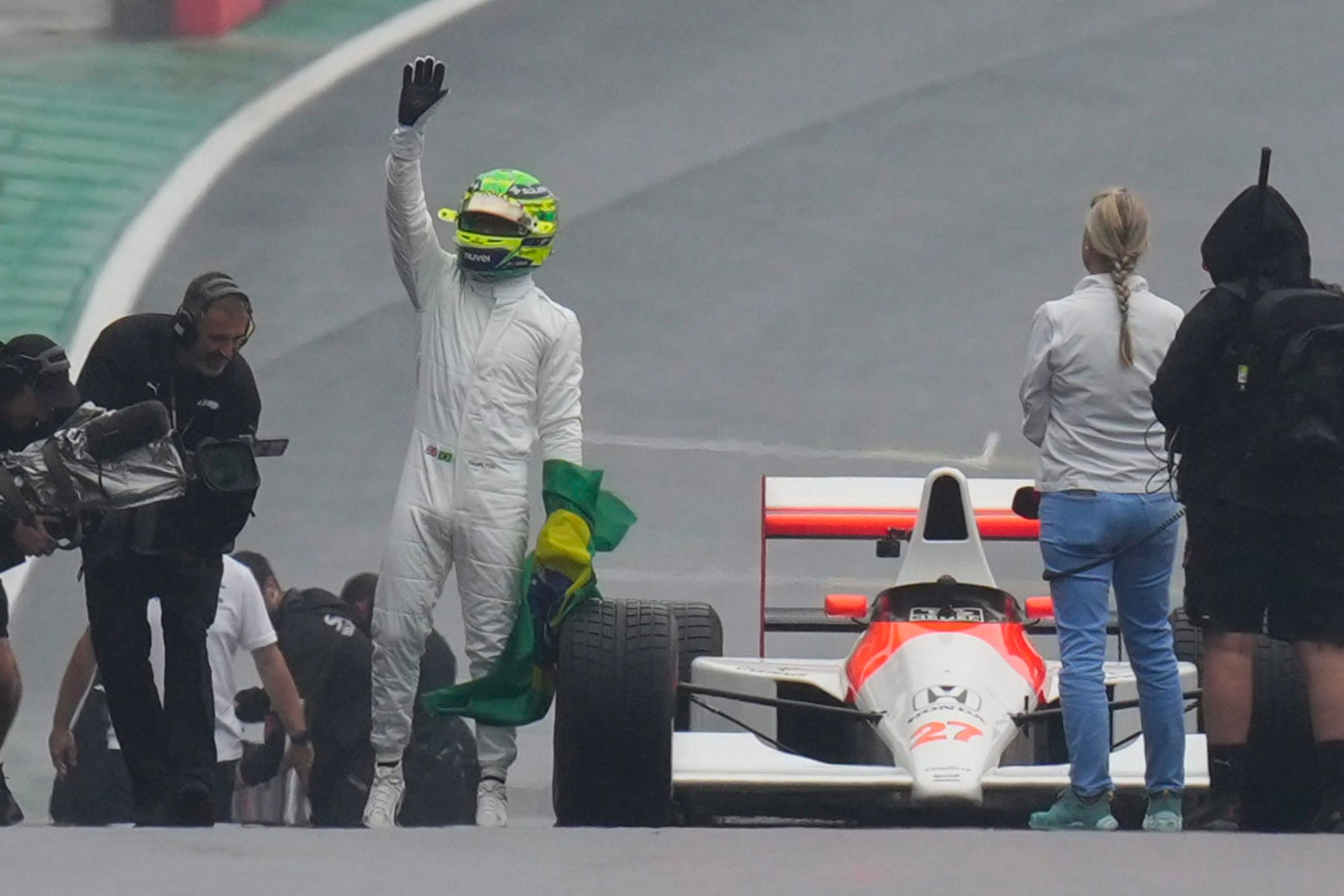 Lewis Hamilton absolvoval niekoľko kôl na Sennovom majstrovskom McLarene.