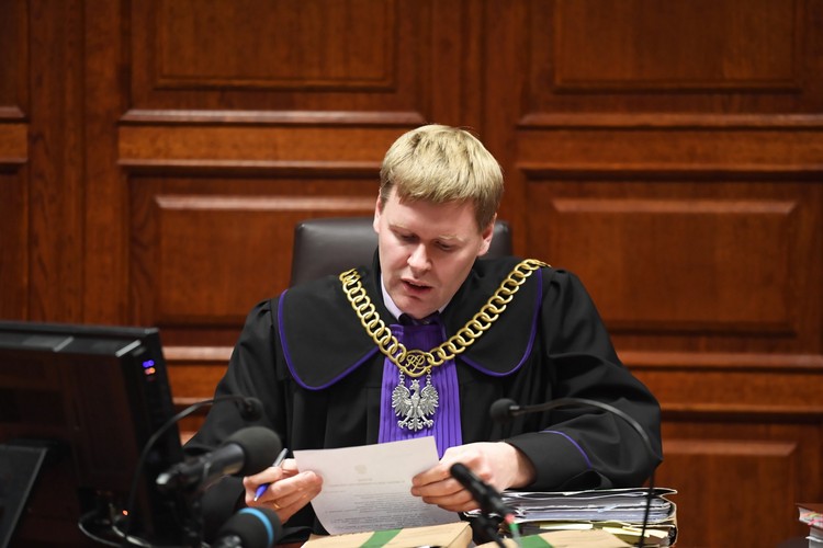 <strong>1. Kamil Gołaszewski</strong>
<br></br>
sędzia delegowany do Sądu Okręgowego w Warszawie
<br></br>
Udało mu się osiągnąć to, co dziś wydaje się wręcz niemożliwe: jest chwalony i przez przedstawicieli stowarzyszeń sędziowskich, i przez reprezentantów władzy. Cenią go profesjonalni pełnomocnicy, chwalą zwykli konsumenci, a mówiący w imieniu korporacji przez zęby cedzą: nie zgadzamy się z nim, ale to profesjonalista.
<br></br>
Gołaszewski wywołał lawinę swymi pytaniami prejudycjalnymi do Trybunału Sprawiedliwości UE w sprawie państwa Dziubaków, którzy zaciągnęli kredyt indeksowany w szwajcarskiej walucie. Już wcześniej uchodził za specjalistę od spraw frankowych, lecz rozsądnie uznał, że należałoby ujednolicić orzecznictwo w całej Polsce. Wyrok TS UE z 3 października 2019 r., w którym luksemburscy sędziowie podzielili zapatrywania polskiego orzekającego, bez wątpienia temu służy. Po orzeczeniu unijnego trybunału zaczęły się w Polsce pojawiać jeden za drugim wyroki korzystne dla frankowiczów.
<br></br>
Sędzia pokazał zatem, że wymiar sprawiedliwości choć działa powoli, to ostatecznie wspomniana sprawiedliwość potrafi zwyciężyć. I skoro banki w umowach frankowych stosowały niedozwolone prawem postanowienia, to nawet po wielu latach można obronić konsumentów. Przy czym gdyby inni sędziowie działali tak jak Gołaszewski, zapewne udałoby się to uczynić znacznie szybciej. Szokuje pełnomocników choćby tym, że jest gotów przychodzić w sobotę do pracy, by wyrok mógł szybciej zapaść.
<br></br>
PSŁ