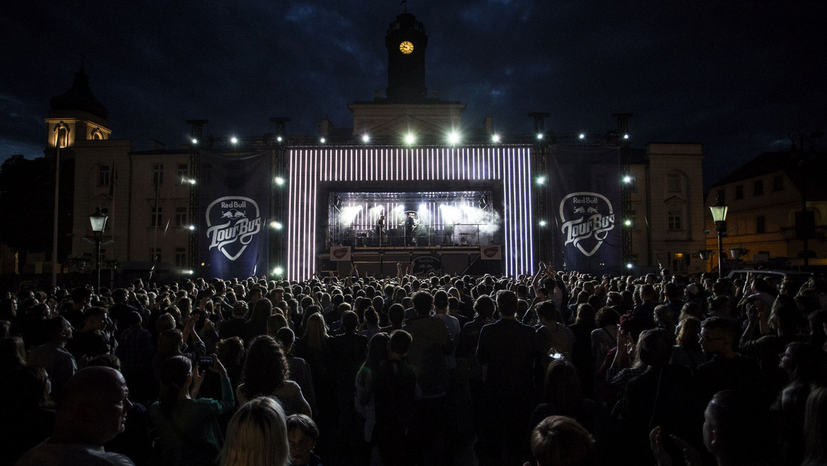 Red Bull Tour Bus, ruszył w trasę już ósmy rok z rzędu, tym razem goszcząc na swoim pokładzie Dawida Podsiadło. Artysta odwiedzi siedem miast, które wygrały w głosowaniu Internautów. 1 czerwca swojego idola posłuchali na żywo mieszkańcy Płocka, gdzie odbył się koncert inaugurujący trasę.