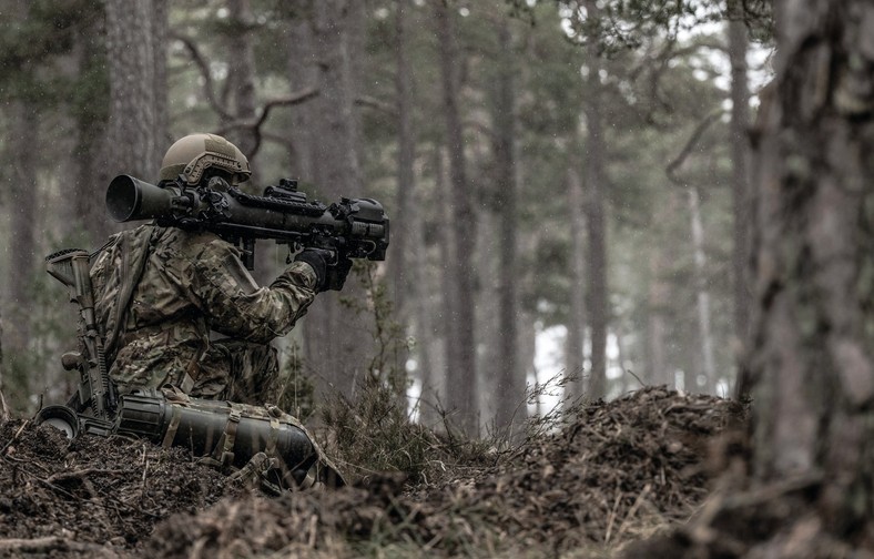 Operator wraz z granatnikiem Carl Gustaf M4.