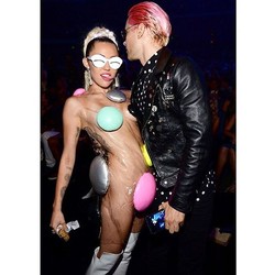 Miley Cyrus prawie naga na gali 2015 MTV VMA [ZDJĘCIA]