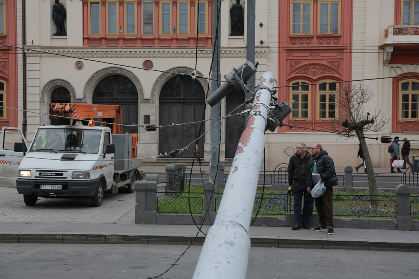 Radi se na uklanjanju bandere da bi se osposobio trolejbuski saobraćaj