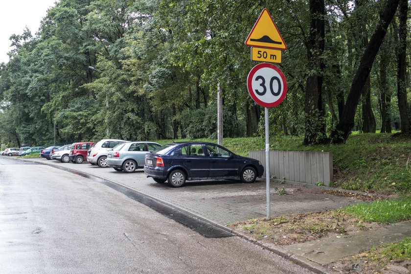 Mieszkańcy walczą o parking pod blokiem