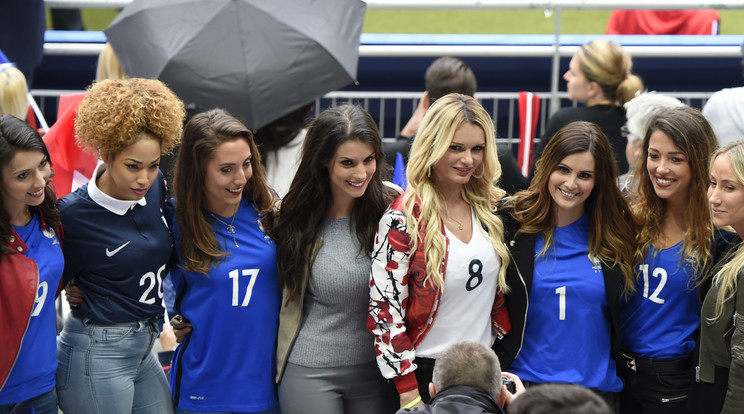 A francia focistákat gyönyörű nők biztatják /Fotó: AFP