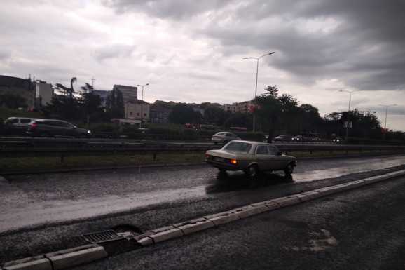 TUČE GRAD NADOMAK BEOGRADA Zabeležene apokaliptične scene, prst se ne vidi pred okom (FOTO, VIDEO)