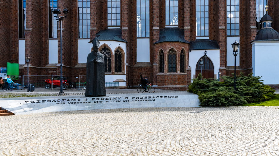 Pomnik kard. Bolesława Kominka we Wrocławiu