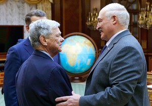 Džon Kol i Aleksandar Lukašenko