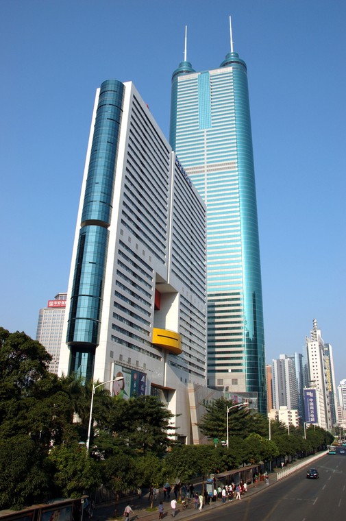 Shun Hing Square w chińskim Shenzhen. Budynek ma 384 m n.p.m., zaś jego budowę zakończono w 1996 roku. Fot. Shutterstock.