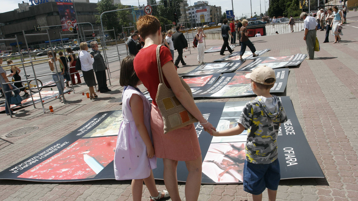 Na terenie należącym do parafii św. Urszuli Ledóchowskiej na gdańskim Chełmie pojawiły się duże instalacje z plakatami, na których widnieją drastyczne zdjęcia zrobione zaraz po dokonaniu aborcji. To kolejna odsłona cyklu wystaw, jakie pokazywane są przy parafiach czy w centrach miast. Mieszkańcy osiedla mają mieszane uczucia wobec plakatów.