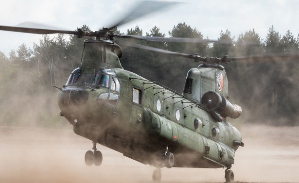 Wojsko na zakupach. Nadlatuje CH-47F Chinook.