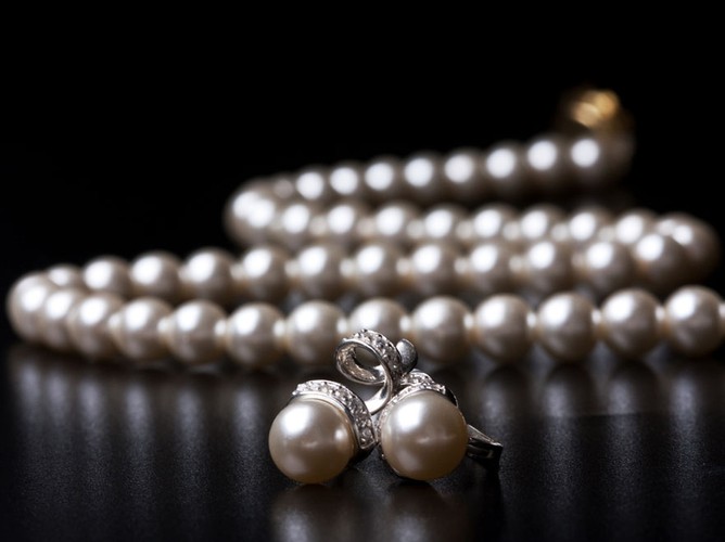 Biżuteria - najbezpieczniejsza jest srebrna i złota, a także perły. Ważne: kolczyki tylko dla pań z przebitymi uszami