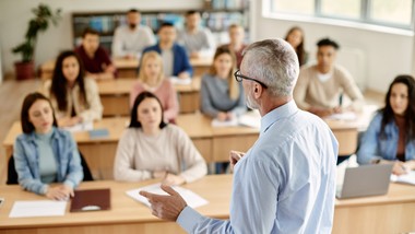 doświadczeni nauczyciele pozbawieni przywileju. men tłumaczy dlaczego