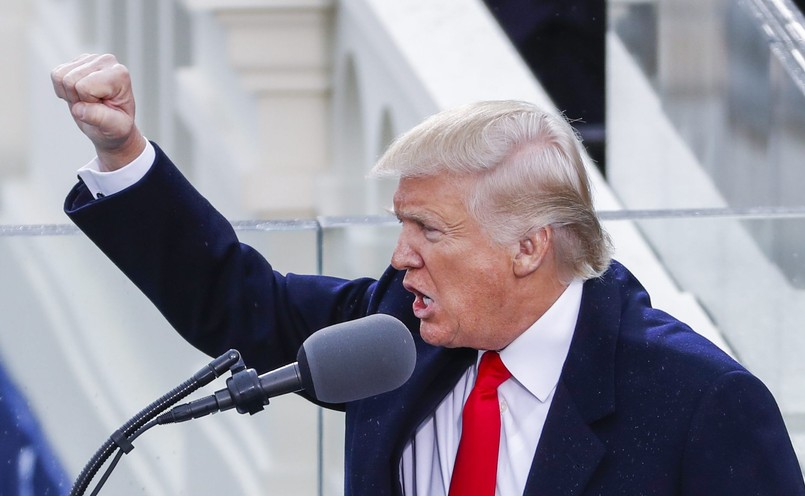 "Będziemy wzmacniać nasze stare sojusze i tworzyć nowe. A także zjednoczymy cywilizowany świat przeciwko radykalnemu islamskiemu terroryzmowi, który wykorzenimy całkowicie z powierzchni ziemi" - oświadczył nowy prezydent USA, co publiczność nagrodziła brawami.