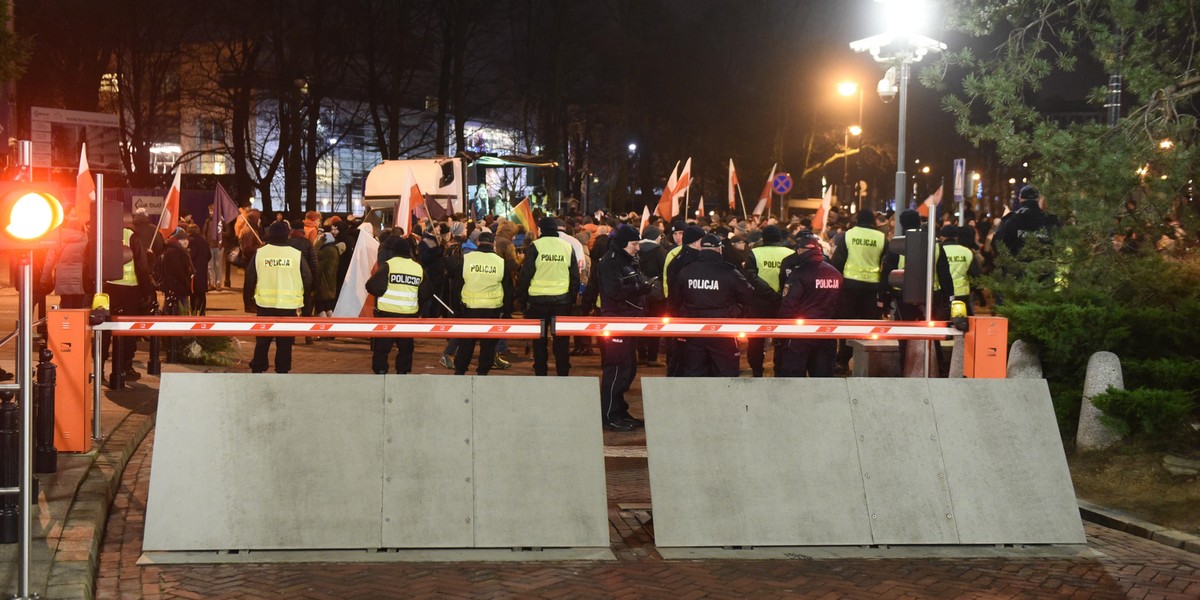 zamieszki i demonstracje pod Sejmem