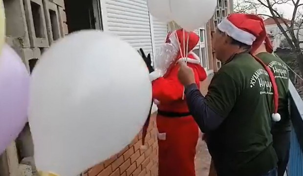 Deda Mraz u poseti najmlađim pacijentima