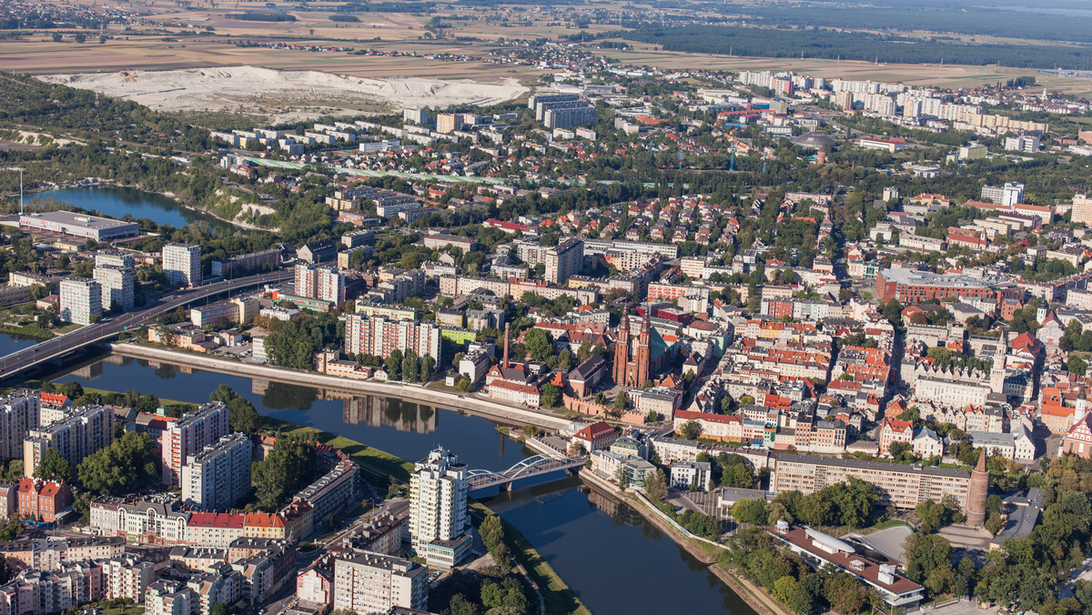 Wbrew zapowiedziom zwolenników przyłączenia dodatkowych terenów do Opola, miasto i jego mieszkańcy poniosą wymierne straty - ocenili dziś przedstawiciele Partii Razem. Jak mówili, powiększenie Opola "to bezsens ekonomiczny, za który zapłacą wszyscy jego mieszkańcy".