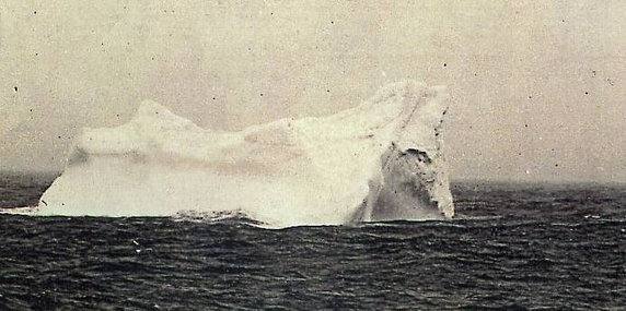 Góra lodowa, z którą prawdopodobnie zderzył się "Titanic" (zauważono na niej ślady czerwonej farby, jaką pokryta była podwodna część statku)(domena publiczna).