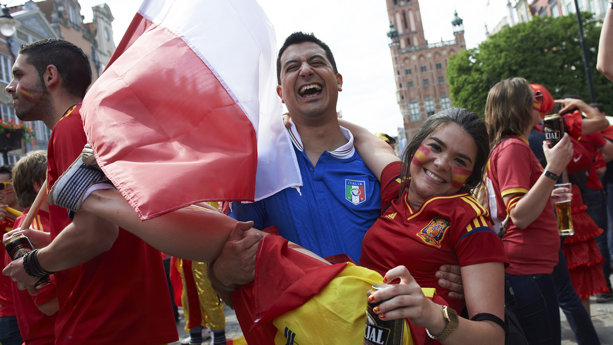 "3 dni i 4 mecze Euro 2012 w Polsce - podsumowanie". Pod takim tytułem odbyła się dzisiaj konferencja prasowa podsumowująca polską część Euro 2012. Minister sportu i turystyki Joanna Mucha, minister spraw wewnętrznych Jacek Cichocki i prezes spółki PL.2012 Marcin Herra zgodnie mówili, że mistrzostwa przebiegają spokojnie, choć było trochę incydentów, a atmosfera turnieju jest wspaniała. Marcin Herra powiedział, że w Gdańsku spełnił się jeden z czarnych scenariuszy zakładany przed Euro. Mianowicie... zabrakło piwa. Ale po godzinie wszystko było już w porządku.