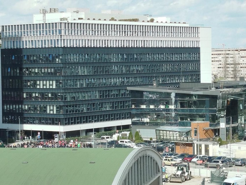 Grupa ljudi ispred zgrade televizije N1