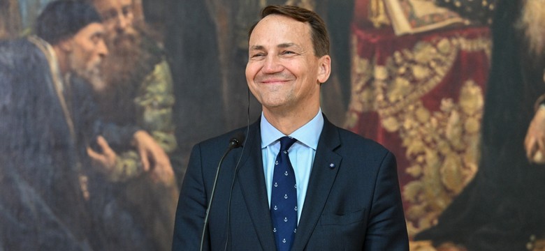 Sikorski ostro zareagował na słowa biskupów. "Niech zrzuci sukienkę i zapisze się do PiS-u"