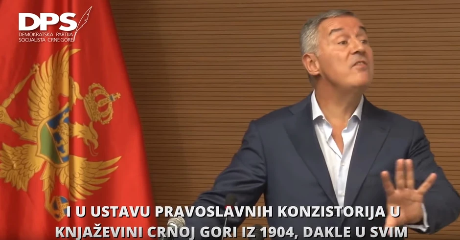 Naglašeni i kontrolisani govor tela oslikava dramatičnost situacije