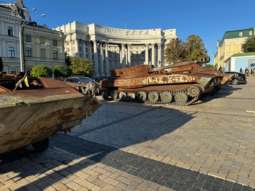 Izložena zaplenjena ruska vojna vozila na trgu u Kijevu