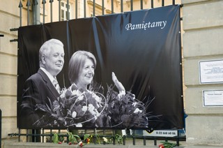 Warszawa: Tablica upamiętniająca Lecha Kaczyńskiego nie zostanie usunięta. Postępowanie zawieszono