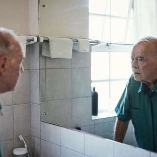 Alzheimer-kór első jelek: a beteg a saját tükörképével beszélget, vagy éppen nem érti, mit jelent a televízió