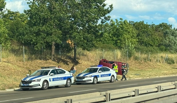 Prevrnut automobil na autoputu kod Velikog Mokrog Luga