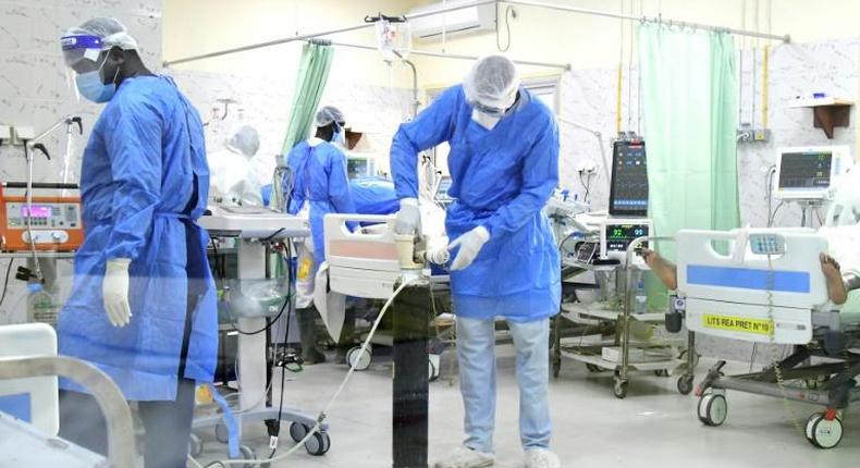 Un infirmier en train de manipuler une bombonne d'oxygène durant la crise de la Covid-19 au Sénégal.