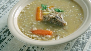 zapomniana zupa z czasów prl podbija nowoczesną kuchnię. to kulinarny