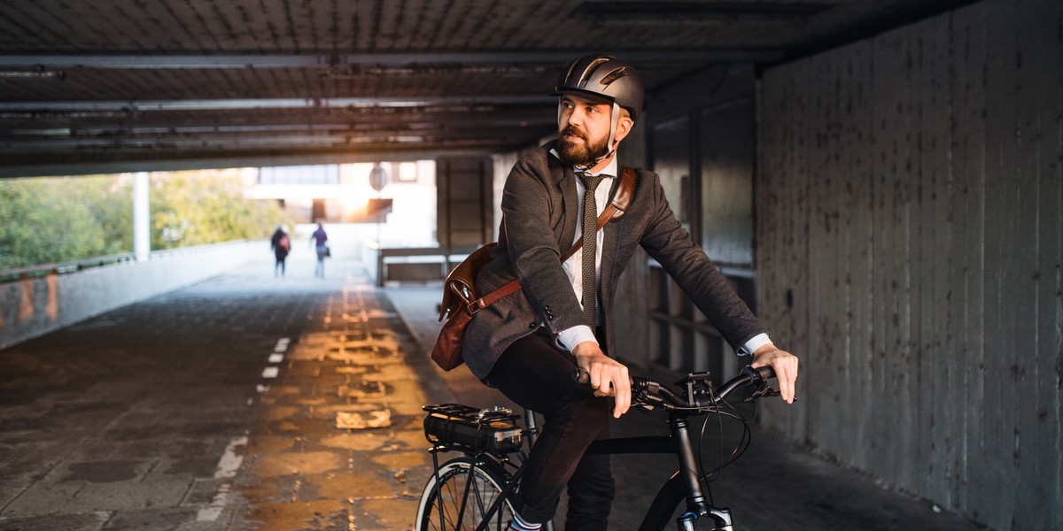 Szukasz niedrogiego roweru elektrycznego do jazdy po miejskiej dżungli? Oto kilka propozycji. 