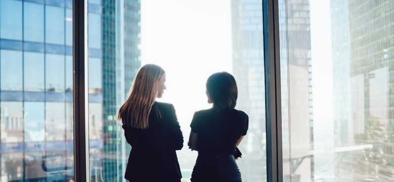 We Francji ponad 70 proc. pracowników nie chce już nosić masek w pracy. SONDAŻ