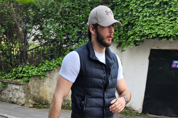 MELININ I HARISOV SIN NEPREPOZNATLJIV Uhvatili smo Kana Džinovića nakon svadbe njegove majke i imućnog Džefrija: PUSTIO BRADU, KRIJE SE IZA KAČKETA (FOTO)