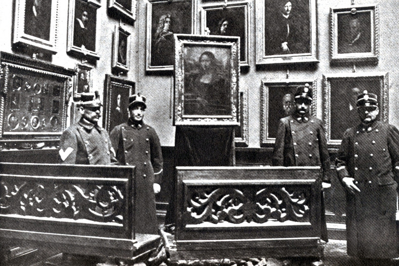 "Mona Lisa" po odzyskaniu obrazu z rąk złodziei w 1913 r.