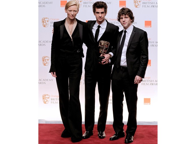 Brytyjska aktorka Tilda Swinton z amerykańskimi aktorami: Andrew Garfieldem i Jesse Eisenbergiem