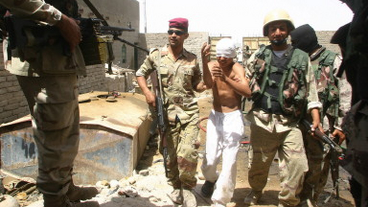 Pierwsze odcinki irackiego reality show pt. "Zamknij go w obozie" emitowanego w telewizji Al Baghdadia wywołały falę krytyki. Niczego nie podejrzewające osoby biorące udział w programie są zwabiane do siedziby stacji telewizyjnej na rozmowę. Podczas podróży samochodem uczestników zatrzymuje patrol żołnierzy. Po przeszukaniu samochodu żołnierze odnajdują podrzuconą atrapę bomby i oskarżają zaskoczonego uczestnika programu o terroryzm, by go później aresztować - informuje serwis nytimes.com.