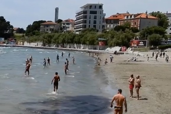 POČELA SEZONA KUPANJA Umesto uskršnjeg ručka, Splićani  se skinuli: PLAŽA PUNA KUPAČA