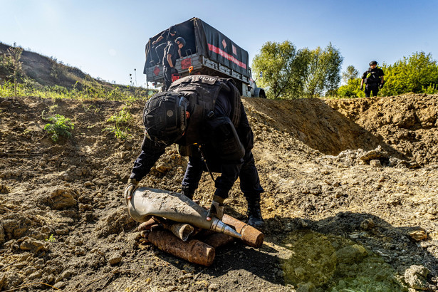 Saperzy Państwowej Służby Ukrainy ds. Sytuacji Nadzwyczajnych podczas usuwania niewybuchów na terenie obwodu charkowskiego