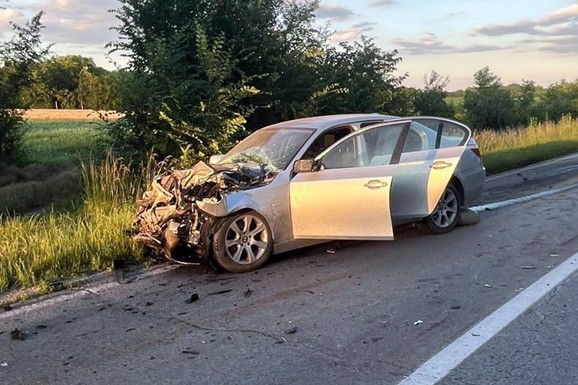 (FOTO) BMW SE ZAKUCAO U KAMION Stravična nesreća kod Bečeja: Prednji deo automobila POTPUNO UNIŠTEN