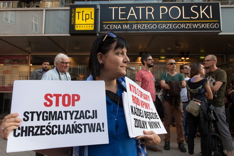 Kontrowersyjna sztuka 'Golgota Picnic'. Protesty i modlitwy w całym kraju