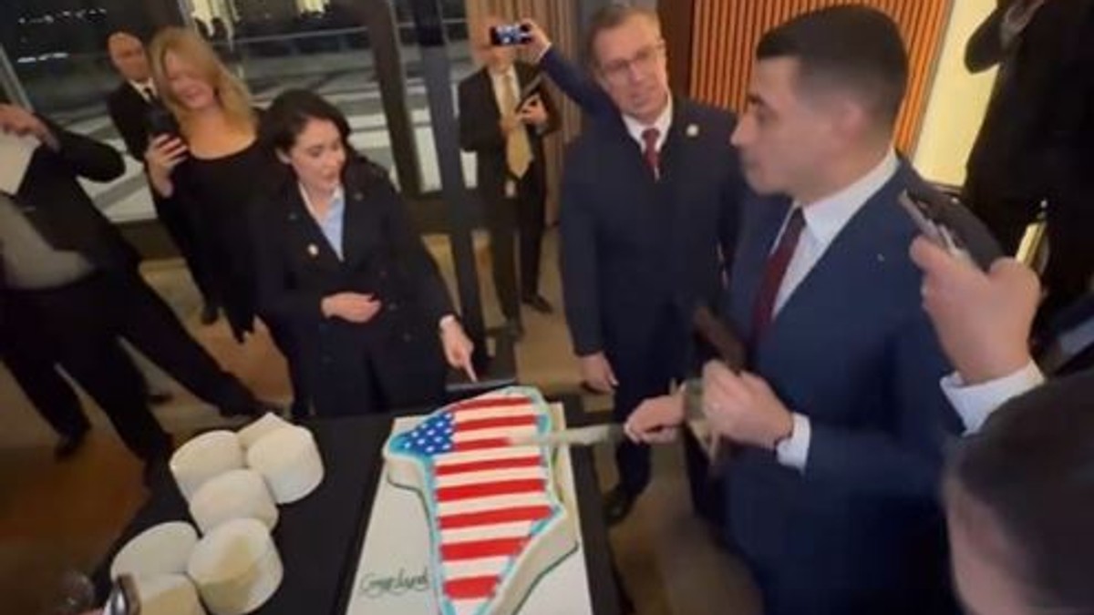 Republikancima poslužena torta u obliku Grenlanda sa američkom zastavom