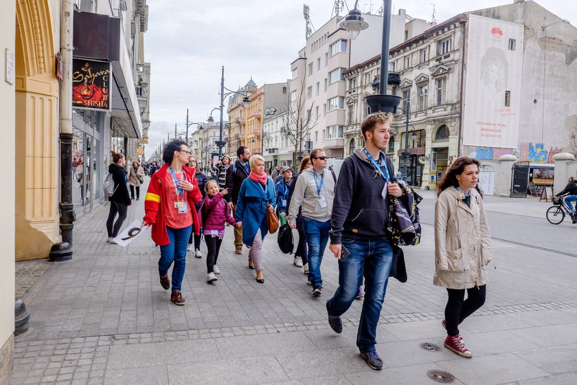 turyści z Warszawy na ulicy Piotrkowskiej w Łodzi