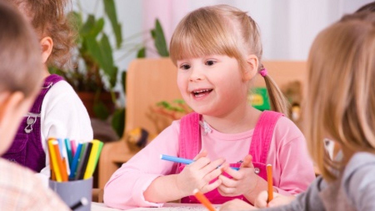 Mimo zapewnień Ministerstwa Edukacji Narodowej o dobrym przygotowaniu szkół na przyjęcie sześciolatków, w zeszłym roku niewiele ponad 3% rodziców zdecydowało się na ten krok. Od rodziców zaczęto wymagać aktywnego zaangażowania i większego zainteresowania sprawami dziecka, przyszłego ucznia. Czy wszyscy odnaleźli się w nowej rzeczywistości? Czy szkoła i nauczyciele sprostali wyzwaniu, a rodzice nie żałowali swoich decyzji? Jak w tym całym zamieszaniu odnalazły się sześciolatki, które zostały uczniami klas pierwszych?