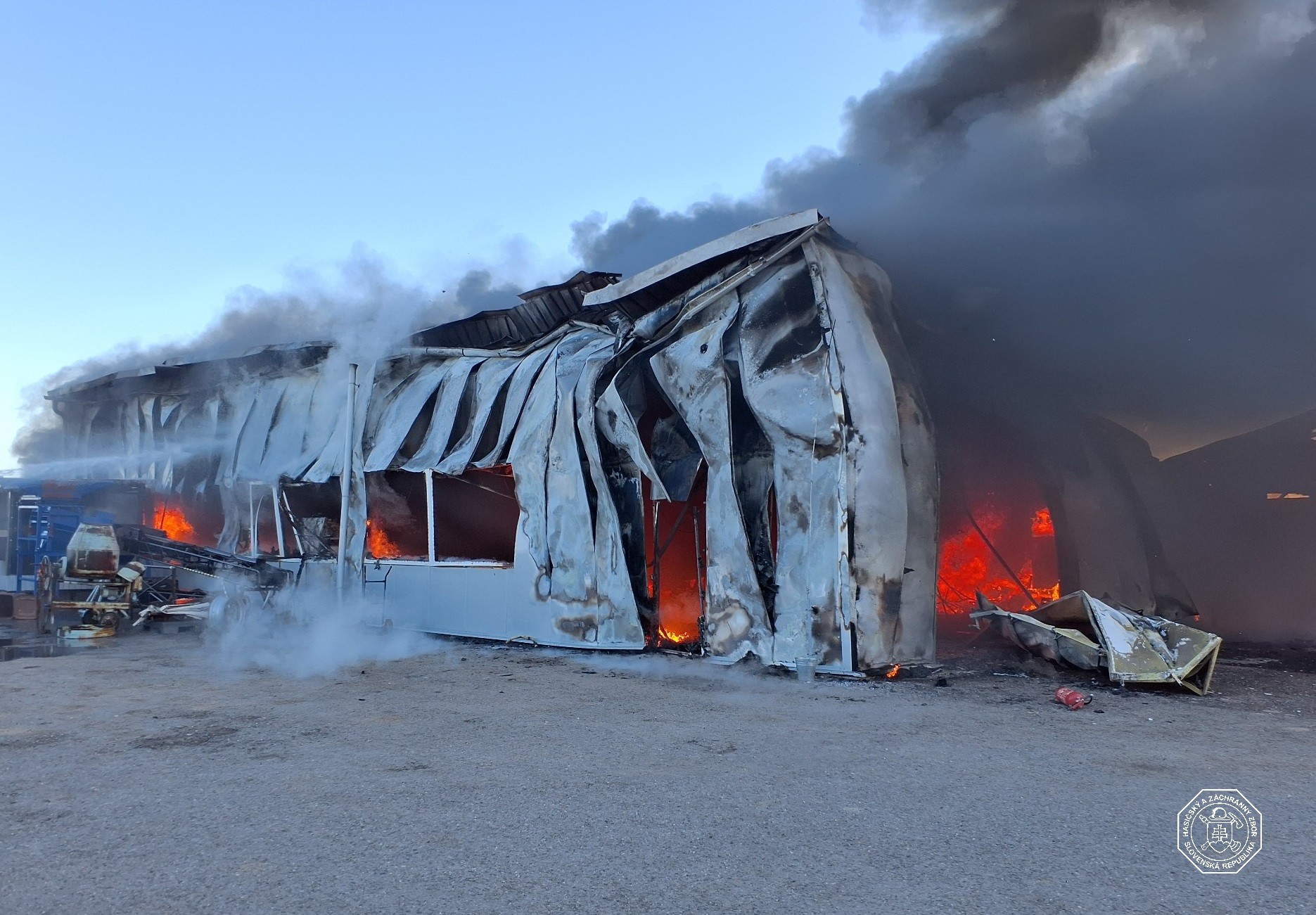 Požiar prístrešku v Golianove sa rozšíril na celú halu.