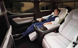 Lexus LM sensacją w Polsce! Nowa hybryda to odlot