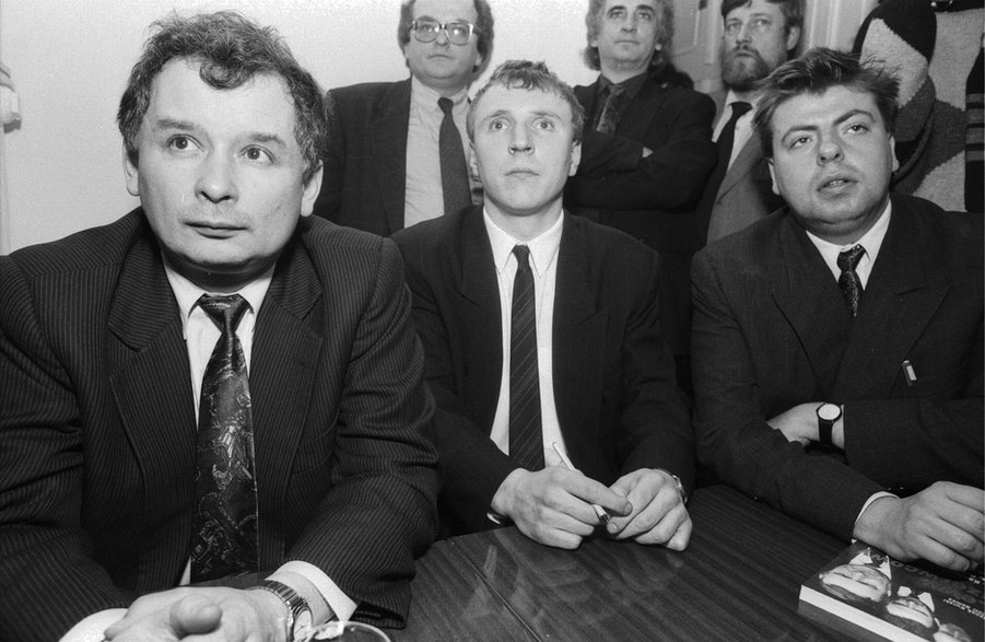 Jarosław Kaczyński i Jacek Kurski w 1993 r. Z prawej siedzi Piotr Semka
